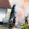 Innerhalb von Sekunden entfacht sich das Feuer an der Thuja-Hecke. Dass der Brand nicht eskaliert, ist dem Einsatz von Nachbarn und ...