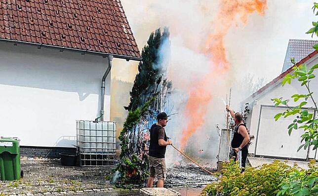 Innerhalb von Sekunden entfacht sich das Feuer an der Thuja-Hecke. Dass der Brand nicht eskaliert, ist dem Einsatz von Nachbarn und ...