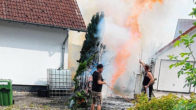Innerhalb von Sekunden entfacht sich das Feuer an der Thuja-Hecke. Dass der Brand nicht eskaliert, ist dem Einsatz von Nachbarn und ...