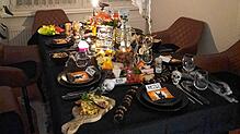 Für das Halloween-Dinner bei Ehepaar Nicole und Marco aus Tiengen wird der Tisch mit gruseligen Dekorationen hergerichtet.