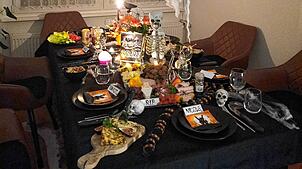 Für das Halloween-Dinner bei Ehepaar Nicole und Marco aus Tiengen wird der Tisch mit gruseligen Dekorationen hergerichtet.