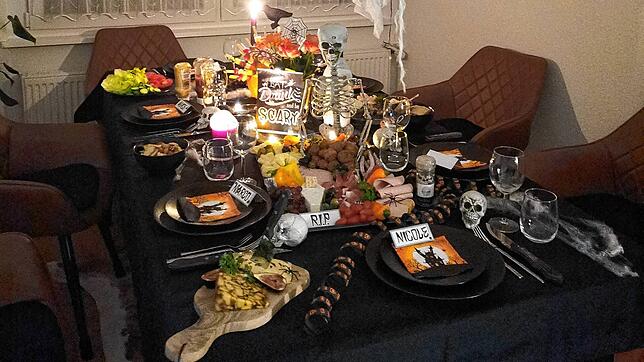 Für das Halloween-Dinner bei Ehepaar Nicole und Marco aus Tiengen wird der Tisch mit gruseligen Dekorationen hergerichtet.