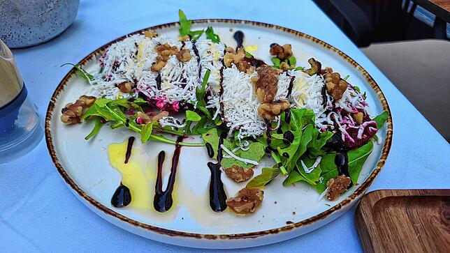 Der Rote-Beete-Salat mit Rucola, Walnüssen, Balsamico, Olivenöl und Parmesan.