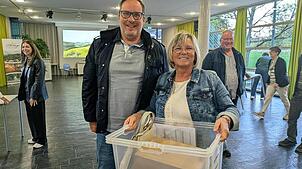Alexander Mut und Corinna Pieper bringen die Wahl-Unterlagen zum Rathaus.