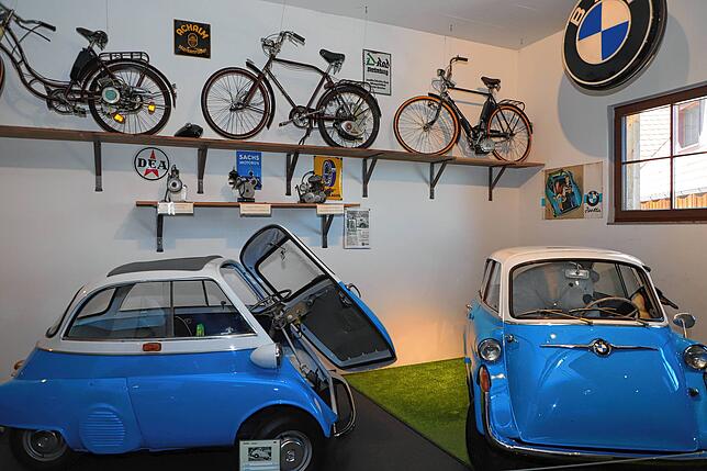 Zwei BMW Isetta mit jeweils zwölf PS aus dem Jahr 1957 und alte Fahrräder. Zwischen 1955 und 1962 wurden 161 728 dieser ...