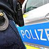 Handschellen an einer Polizei-Uniform auf einem Symbolbild: Singener Polizisten werden beschuldigt, einen elfjährigen Jungen aus der ...