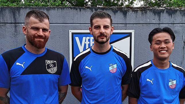 Neuzugänge: Sportchef Vesel Alidemaj (links) vom VfB Waldshut freut sich auf Patrik Braun vom FC Tiengen 08 und Max Le (rechts) vom SV ...