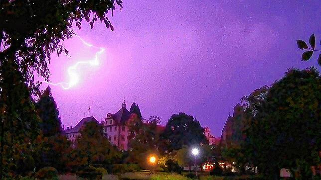 Ein schweres Gewitter verhinderte das Konzert von James Blunt auf dem Schlossgelände von Salem. Veranstalter Allgäu Concerts gab jetzt ...