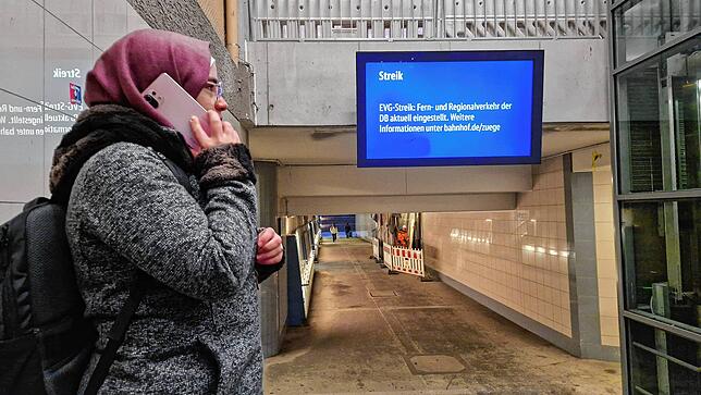 Betool Natout möchte eigentlich per Zug nach Weingarten. Doch an diesem Montag wird das schwierig.