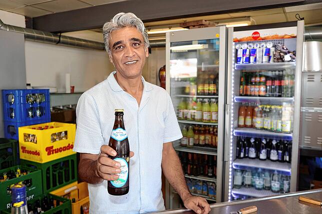 Ibrahim Yildirim schenkt das Bier am Kiosk im Strandbad Hörnle in Konstanz ganz regulär in Flaschen aus. Da er eine Pfandgebühr erhebt, ...