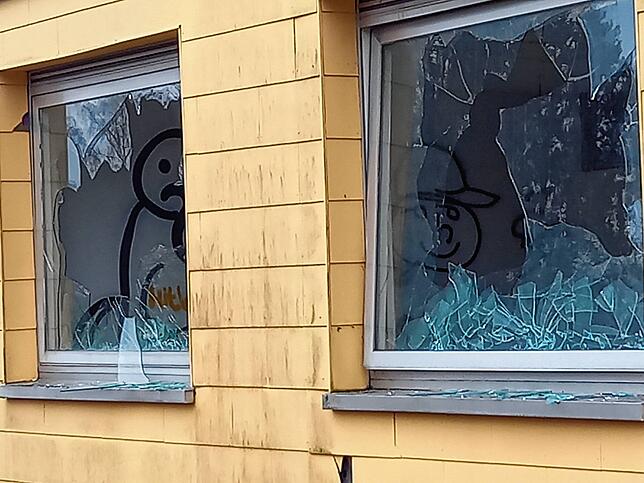 Graffitis sind auch im Innern zu erkennen.