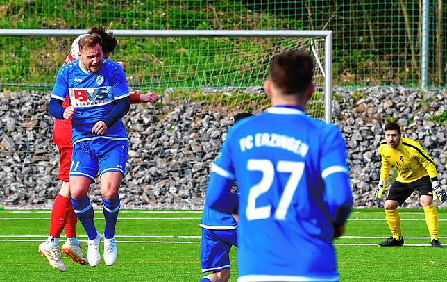 Ausgleich: Benjamin Ciglar, hier im Kopfball mit Nico Ködel (verdeckt), traf kurz nach der Pause für den FC Erzingen zum 2:2-Ausgleich.
