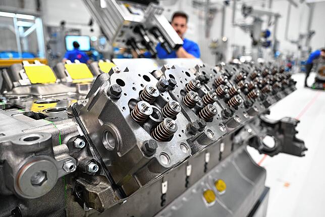 Mitarbeiter von Rolls Royce Power Systems montieren Motoren der MTU-Baureihe 2000 zusammen. Auf Leistung getrimmte Aggregate dieser ...