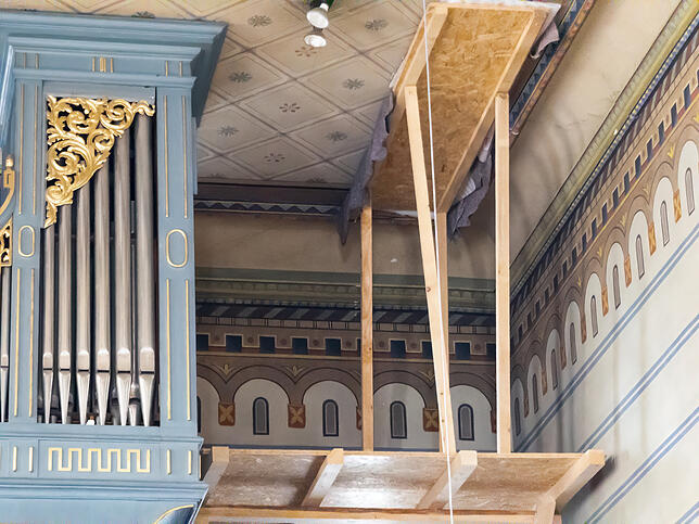 Neben der Orgel muss ein Stück der Decke abgestützt werden.