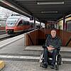 Am Bahnhof in Grenzach kommen Rollstuhlfahrer wie Herbert Kropf ohne Hilfe nicht auf Gleis 2.