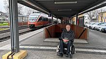 Am Bahnhof in Grenzach kommen Rollstuhlfahrer wie Herbert Kropf ohne Hilfe nicht auf Gleis 2.