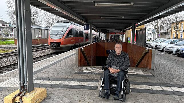Am Bahnhof in Grenzach kommen Rollstuhlfahrer wie Herbert Kropf ohne Hilfe nicht auf Gleis 2.