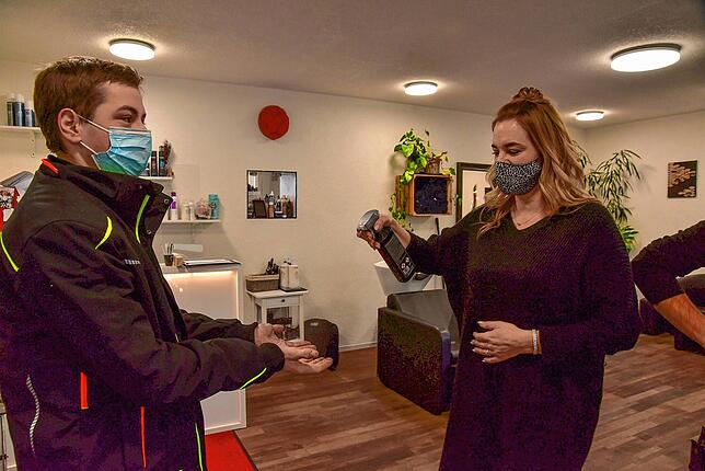 Einen deutlichen Anstieg der Nachfrage verspürte Simone Obergfell vom Friseursalon Haarwerk in St. Georgen, die einem Kunden hier die ...
