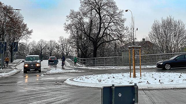 Der neue Kreisverkehr an der Konstanzer Straße ist erst seit einigen Wochen wieder passierbar. Bald sollte eigentlich der nächste ...