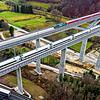 Ein ICE-Zug (unten) und ein Regionalzug (oben) auf der Bahn-Neubaustrecke zwischen Wendlingen und Ulm auf der Filstalbrücke.