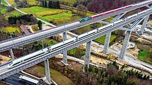 Ein ICE-Zug (unten) und ein Regionalzug (oben) auf der Bahn-Neubaustrecke zwischen Wendlingen und Ulm auf der Filstalbrücke.