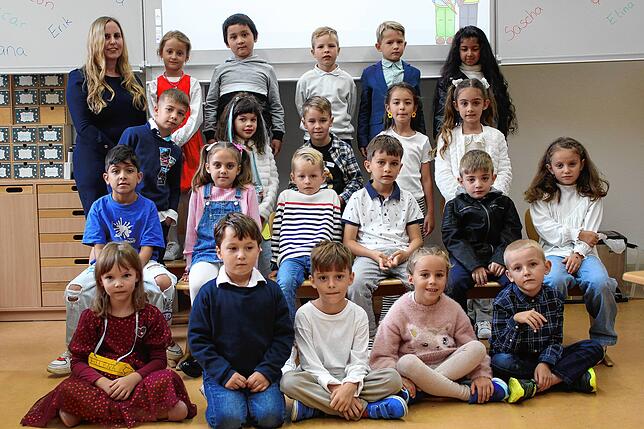 21 Jungen und Mädchen feiern ihren ersten Schultag. Unser Foto zeigt sie mit Klassenlehrerin Melanie Kath.