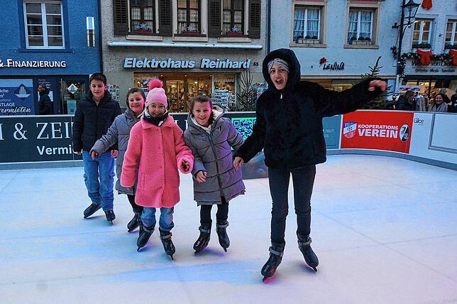Die Kunsteisbahn des VfB war erstmals in der Kaiserstraße und hat vielen Kindern großen Spaß gemacht.