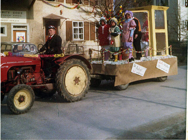 1974: Das ganze Dorf war auf den Beinen und es gab jede Menge Wägen, die verschiedene Themen aufgriffen.