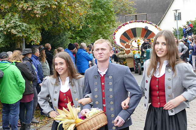 Bild 24: Tausende bejubeln beim Umzug des Kreiserntedankfestes die Leistung der Jugendlichen