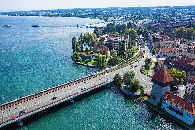 Der Rheintorturm (rechts im Bild) diente früher als Wehrturm und Brückentor der ursprünglichen Rheinbrücke.