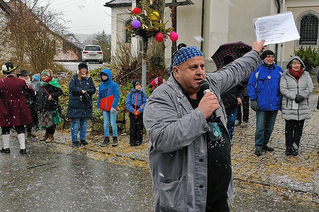 Zunftmeister Johannes Schalk begrüßte die Narrengruppen mit ihrem Narrenruf.
