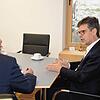 Ausführlich nimmt Bürgermeister Georg Riedmann (rechts) im Interview mit SÜDKURIER-Redaktionsleiter Helmar Grupp Stellung dazu, was ...