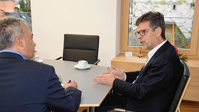 Ausführlich nimmt Bürgermeister Georg Riedmann (rechts) im Interview mit SÜDKURIER-Redaktionsleiter Helmar Grupp Stellung dazu, was ...