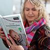 Welchen Namen gebe ich bloß meinem Kind? Sonja Stenzel von der Konstanzer Stadtbibliothek schaut in ein Vornamenbuch. Darin stehen ...