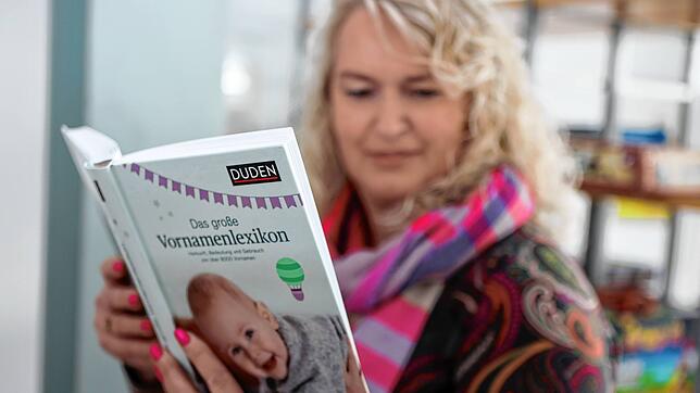 Welchen Namen gebe ich bloß meinem Kind? Sonja Stenzel von der Konstanzer Stadtbibliothek schaut in ein Vornamenbuch. Darin stehen ...