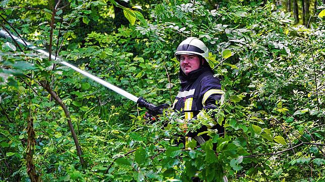 Feuerwehrmann Andreas Ritzi bei der Waldbrandübung in Tengen.