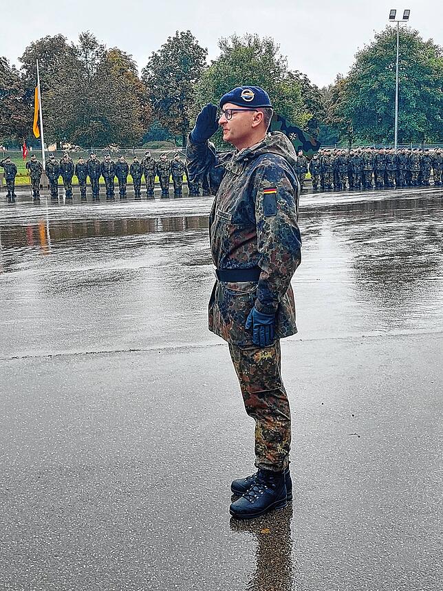 Oberstleutnant Chris Weißbrodt meldet dem Brigadekommandeur, dass er das Kommando über das Artilleriebataillon 295 übernommen hat. Bild: ...