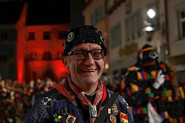 Hänselevater Uwe Wolfensperger zieht mit seinen Tausend zufrieden und glücklich auf der Hofstatt ein.