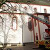 Die Feuerwehr befestigte am Dienstagmorgen die herabgefallenen Ziegel am Bad Säckinger Münster.
