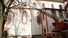 Die Feuerwehr befestigte am Dienstagmorgen die herabgefallenen Ziegel am Bad Säckinger Münster.