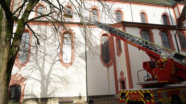 Die Feuerwehr befestigte am Dienstagmorgen die herabgefallenen Ziegel am Bad Säckinger Münster.