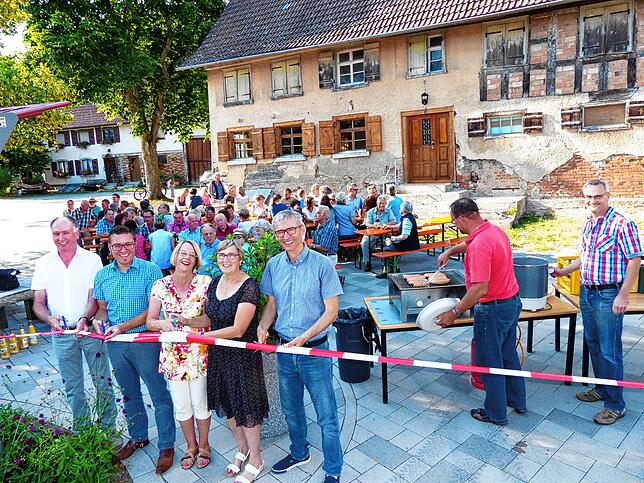 Im Juli 2018: Mit einem symbolischen Schnitt gaben (von links) Egon Schumacher, Vorsitzender der Bürgergemeinschaft Lellwangen (BGL), ...
