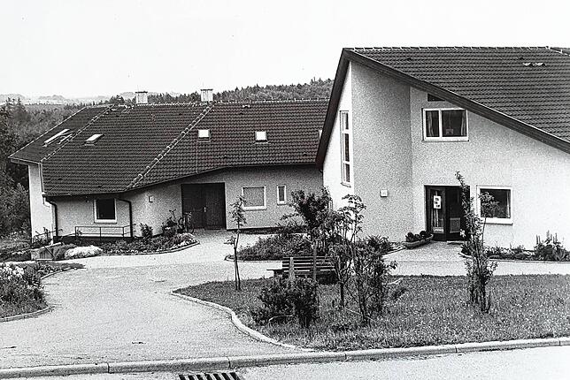 Nach und nach vergrößerte sich die Dorfgemeinschaft in den Siebziger Jahren. Hier eine Aufnahme vom Hans-Sachs- und Weber-Haus nach ...