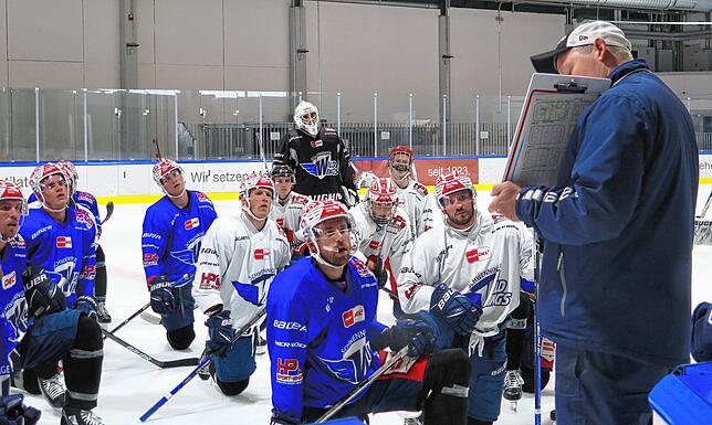 Und jetzt schaut mal alle her! Aufmerksam verfolgen die Spieler, wie Chefcoach Niklas Sundblad die nächste Übung erklärt.