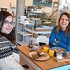 Die SÜDKURIER-Redakteurinnen Jenna Santini (links) und Stefanie Noßwitz testen das Frühstücksangebot des Café Auszeit in Markdorf.