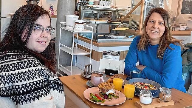 Die SÜDKURIER-Redakteurinnen Jenna Santini (links) und Stefanie Noßwitz testen das Frühstücksangebot des Café Auszeit in Markdorf.