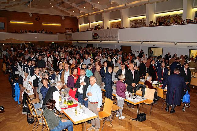 Bild 15: Kilbig Bräunlingen: Trachten bestimmten den in der Stadthalle