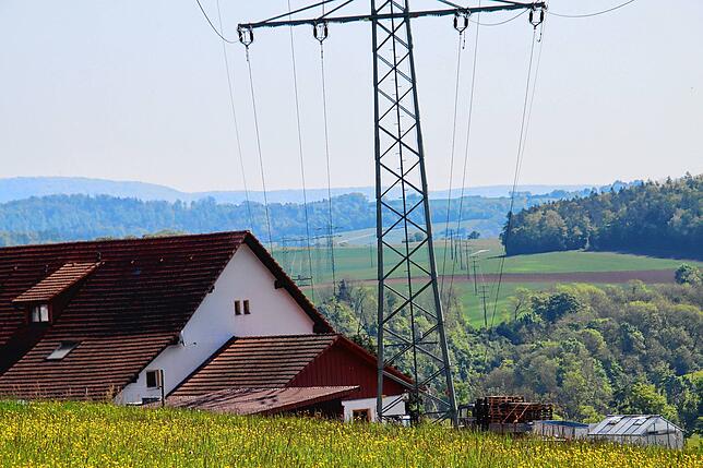 Strommast im Hof: Am südlichen Ortsausgang von Breitenfeld ist das seit langem Realität.