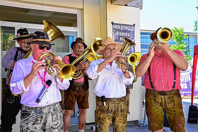 Bild 5: Stadtfest in St. Georgen: Viele Besucher schmückten das Fest. Gute Unterhaltung und schönes Wetter.