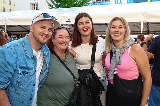 Bild 23: Volle Gläser und beste Stimmung: So ging’s beim Konstanzer Weinfest 2025 weiter